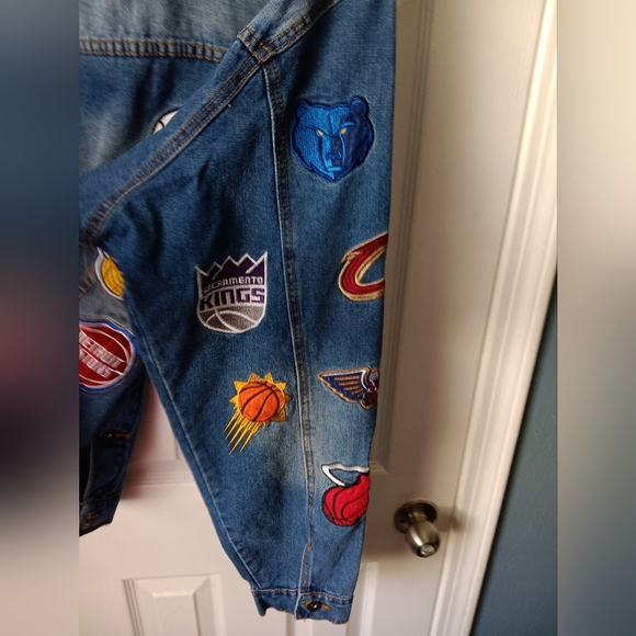 Ultra Game NBA Distressed Multi-Team Denim Patch Jean Jacket - Picture 7 of 13